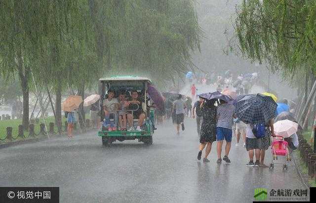 JUL532 外勤突然下大雨：众人忙避雨